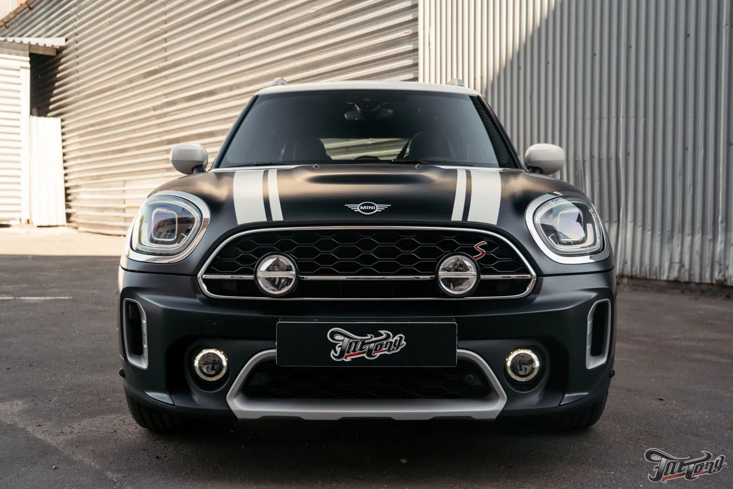 Изменили малыша Mini Cooper S Countryman, часть 1: комплексная шумоизоляция салона, оклейка матовым полиуретаном, цветные ремни безопасности, окрас суппортов, новая выхлопная система